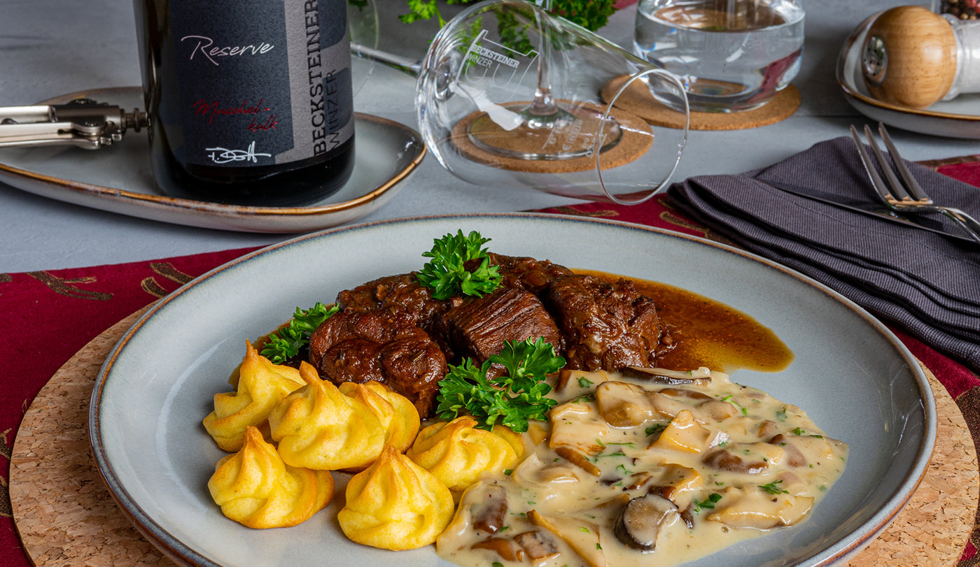 Hirschragout mit Steinpilzsauce und Prinzesskartoffeln – Becksteiner Winzer Hirschragout mit Steinpilzsauce und Prinzesskartoffeln – Becksteiner Winzer