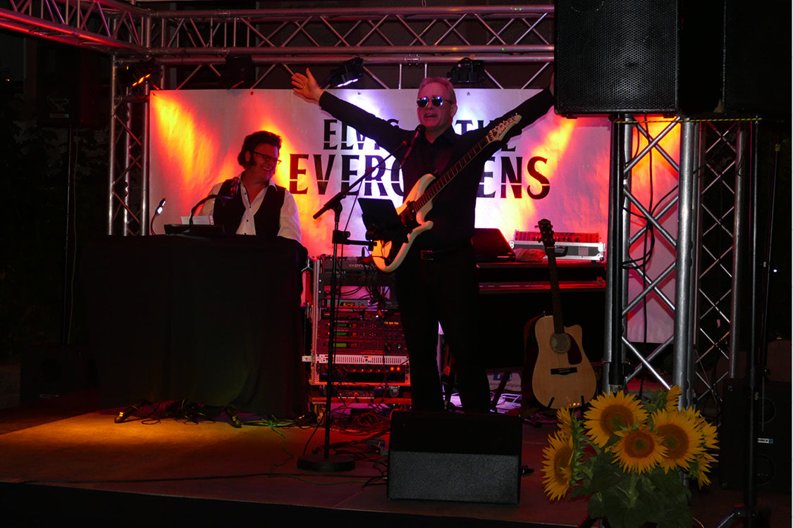 Elvis & The Evergreens beim Liveauftritt in Beckstein bei der Weingenussnacht im Hof der Becksteiner WeinWelt.