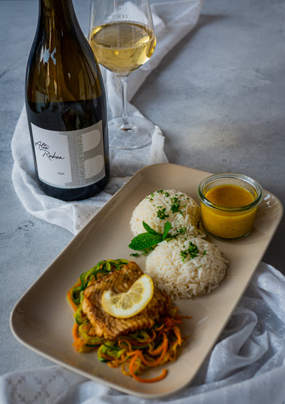 Zanderfilet auf Gemüsebett mit Butterreis und Curry Lime Sauce