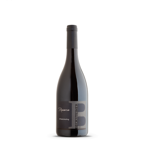 Vielfach prämierte Schwarzriesling Reserve. Ein sensationeller Rotwein der Spitzenklasse. Gehaltvoll mit intensiven Fruchtnoten, Würze und fein eingebundene Tannine.